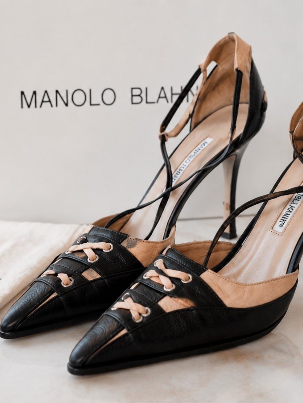Manolo Blahnik Two-Tone Pumps Elegant Pointed Toe Heels Black & Cream Slingback